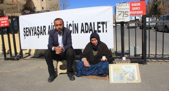 Şenyaşar ailesi depremzedeler için mum yaktı