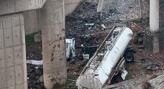 Tanker köprüden yuvarlandı: 1 ölü, 1 yaralı