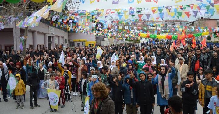 Kadınlar Newroz alanlarında taleplerini haykırıyor