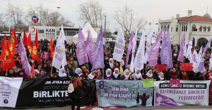 Kadınlar Kadıköy’de yürüdü: Bizlere dayatılan bu yaşama mecbur değiliz
