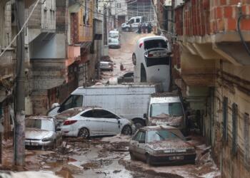 Selden etkilenen Şanlıurfa'da temizlik çalışmaları sürüyor. Şanlıurfa Büyükşehir Belediyesi, DSİ, AFAD, karayolları, jandarma ve polis ekipleri, dün geceden bu yana taşan Karakoyun deresi bölgesinde çalışma yürüttü. Suların tamamen çekilmesiyle zarar gördüğü ortaya çıkan araçlar ise felaketin boyutunu gözler önüne seriyor. ( Mehmet Akif Parlak - Anadolu Ajansı )