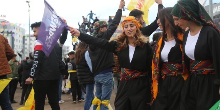 Amed’de milyonlar haykırdı: Newroz’a merhaba AKP’ye elveda