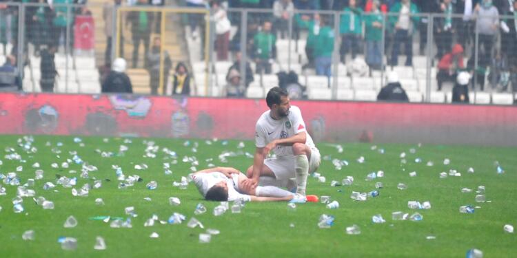 Irkçı saldırı altında gerçekleşen maç bitti: Maç sonrası saldırı sürdü