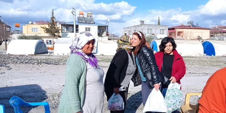 HDK ve HDP Kadın Meclisleri ile TJA depremzedeleri ziyaret etti