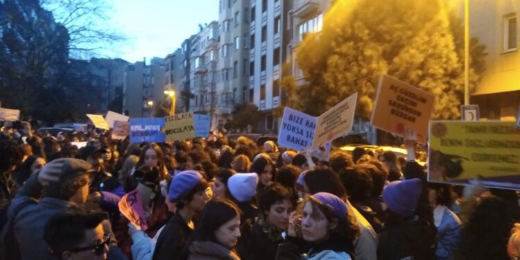 Feminist Gece Yürüyüşü: Kadınlar yasak dinlemedi