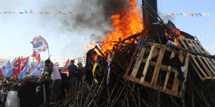 Amed’de milyonlar haykırdı: Newroz’a merhaba AKP’ye elveda