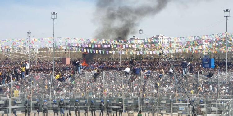 Amed’de milyonlar haykırdı: Newroz’a merhaba AKP’ye elveda