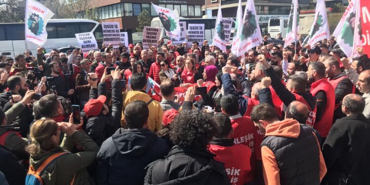 Birleşik Metal-İş üyesi işçiler Cengiz’in önünden seslendi