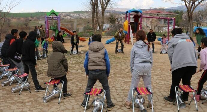 Gerok MA Bazarcix’ta çocukları ziyaret etti