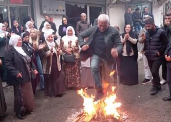 İzmir’de ilk Newroz ateşi yakıldı
