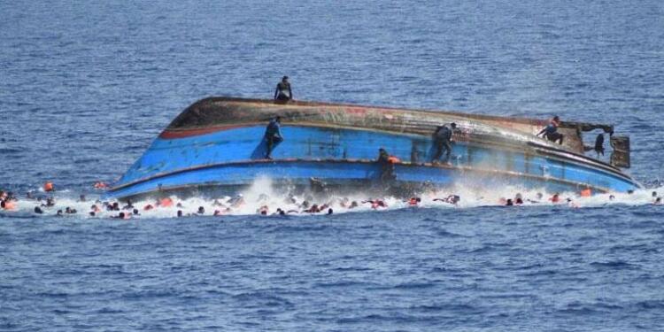 Göçmen teknesi battı: 30 göçmen kayıp