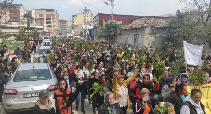 Kadinlar Samandağı’nda yürüdü: Hüznümüz isyanımızdır
