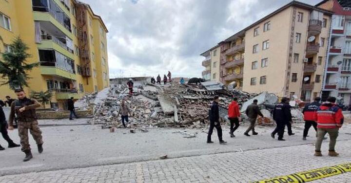 Meletî’de bir bina kendiliğinden çöktü