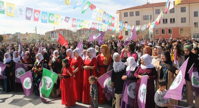 Akarsel’in memleketi Cihanbeyli’de Newroz ateşi yakıldı
