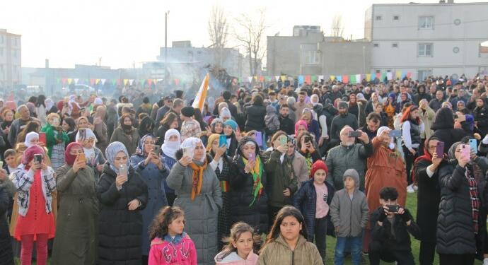 Bandırma’da Newroz: Bize bitti diyenler meydanlara baksınlar