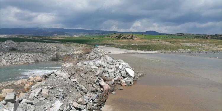 Bazarcix’ta enkazlar Aksu Çayı’na dökülüyor