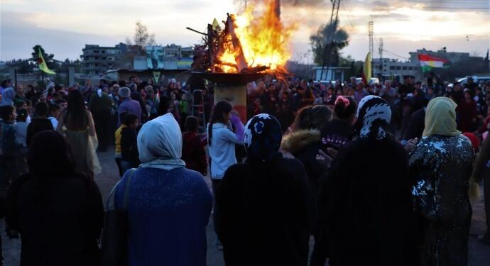 Qamişlo’da Newroz ateşi yakıldı