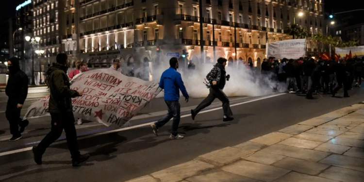 Yunanistan’da tren kazasından sonra protestolar artarak sürüyor