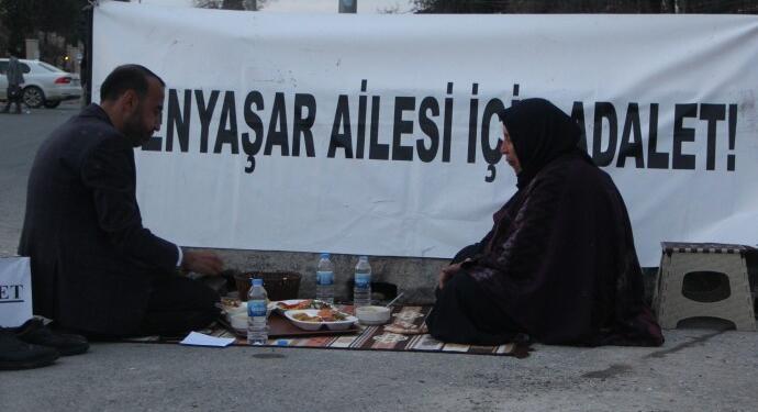 Şenyaşar ailesi bu yıl da ilk iftarını adliye önünde açtı