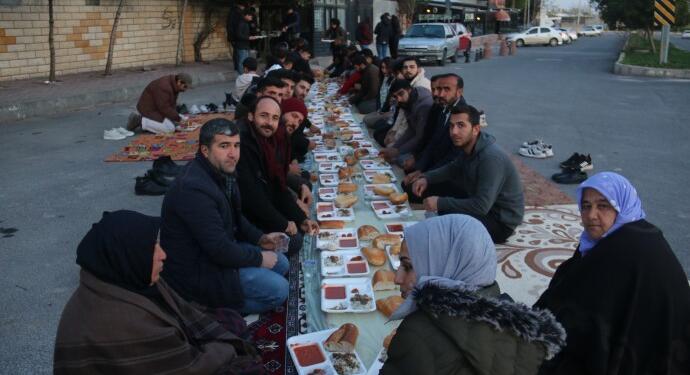 Şenyaşar ailesinin iftar sofrasına gençler eşlik etti