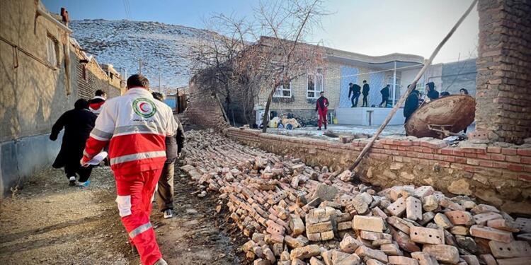 Xoy’da meydana gelen depremde onlarca yaralı var