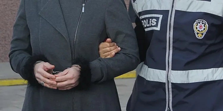 İzmir’de ev baskınlarıyla gözaltına alınan 5 kadın tutuklandı