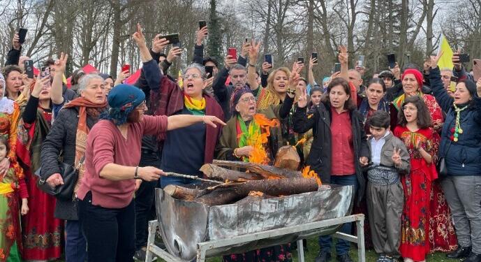 Avrupa kentlerinde Newroz ateşi yakıldı