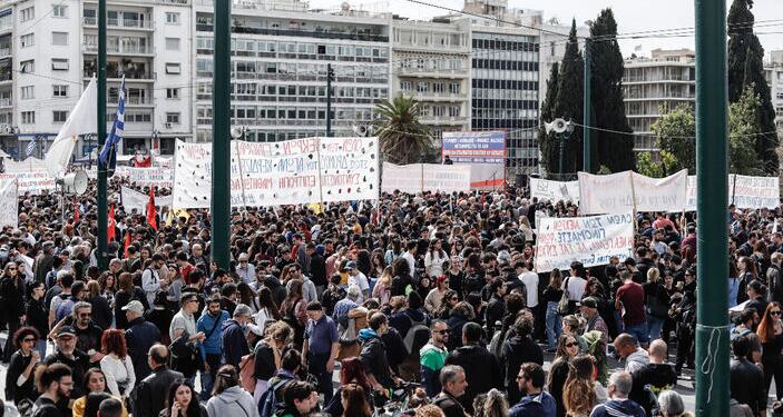 Yunanistan’da tren kazası protestoları: Sendikalar greve hazırlanıyor
