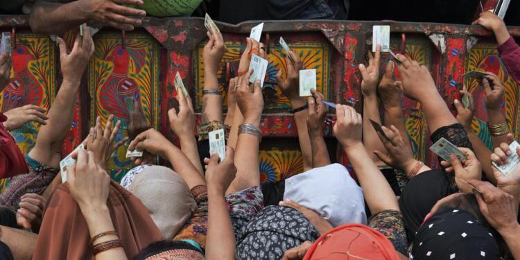 Pakistan’da ücretsiz kumanya dağıtımında çıkan izdihamda 12 kişi öldü