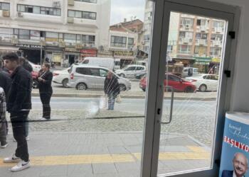 İzmir’de CHP Seçim Bürosu’na taşlı saldırı: Herkes AKP’ye oy verecek