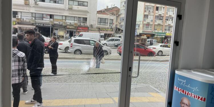 İzmir’de CHP Seçim Bürosu’na taşlı saldırı: Herkes AKP’ye oy verecek