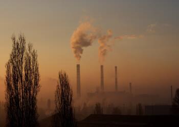 Şirnex'te termik santraller, sadece bir günde yaklaşık 10 bin Ton kül ile 9.000 Ton kanserojen gazlar atmosfere salınarak yurttaşlar ve doğa zehirleniyor