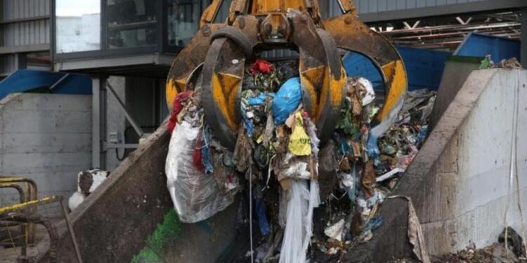 Biyokütle yakarak enerji ürettiği iddia edilen BES'ler ormanları tehdit ederken, tehlikeli atıklar dahil her şeyi yakıyor.