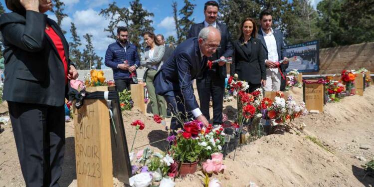 Bir kişi Kılıçdaroğlu’na mezarlıkta ‘Bu fatiha okumasını bilmiyor’ diyerek bağırdı