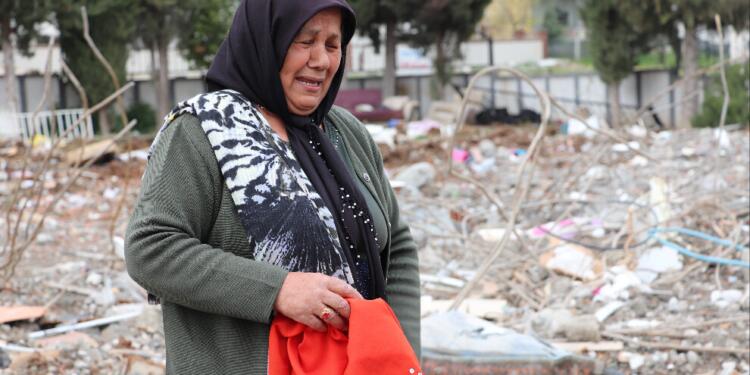 Enkaz başında elinde 5 yaşındaki torununun tişörtü: Devlet rahatlasın