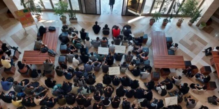 Zehirlenme olaylarını protesto eden öğrenciler okuldan uzaklaştırıldı