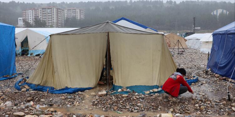 Depremzede kadınlar yaşadıkları zorluğu anlattı: Çocuklarımı battaniyeye sararak ısıtıyorum