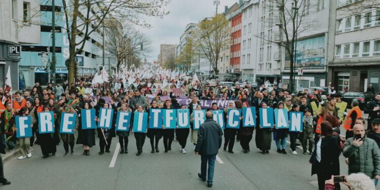 Almanya’da binler Abdullah Öcalan’ın özgürlüğü için yürüyor