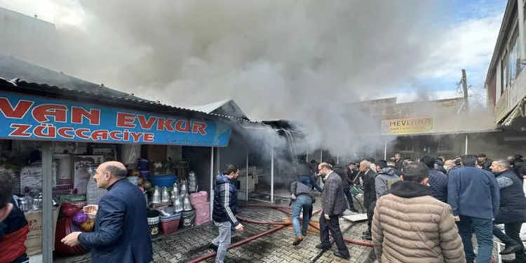 Wan’da halk pazarında yangın çıktı