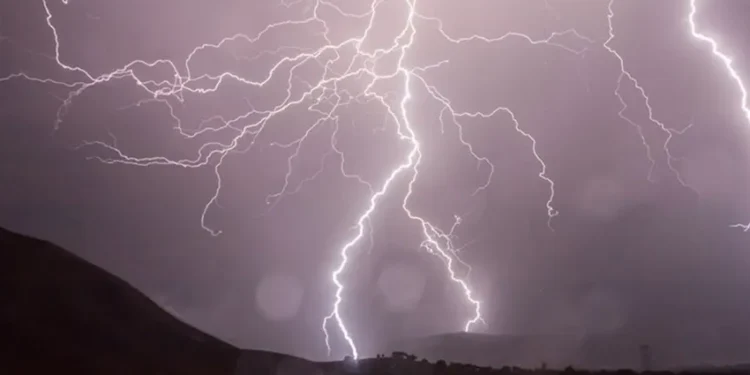 Halı sahaya yıldırım düştü: 5 ölü, 15 yaralı