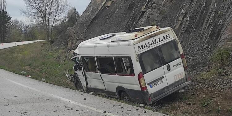 İşçi servisi kaza yaptı: 2 ölü,17 yaralı