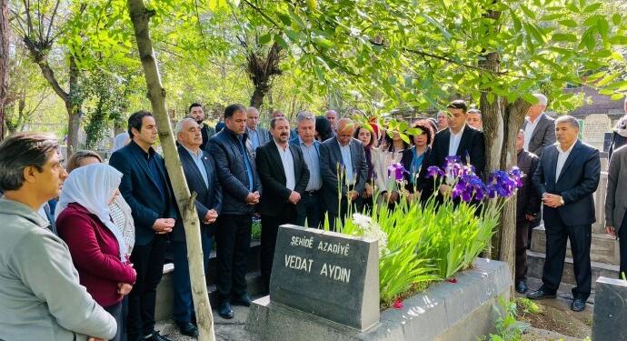Yeşil Sol Parti adayları katledilen HEP’li Vedat Aydın’ın mezarını ziyaret etti