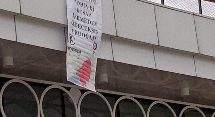‘Gideceksin Erdoğan’ pankartı asan öğrenciler serbest bırakıldı