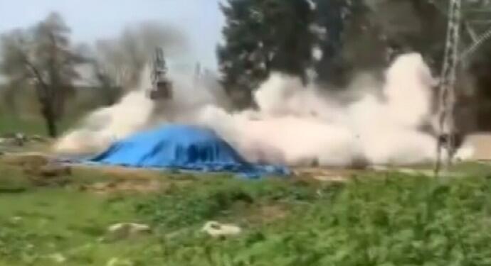 Depremde hasar gören minare operatörün üzerine düştü