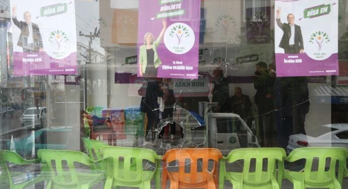 Dîlok’ta Yeşil Sol Parti seçim bürosuna saldırı