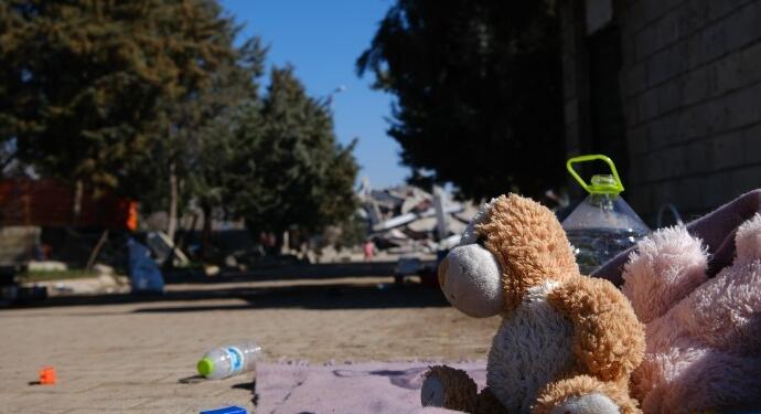 Bakanlık depremzede çocuklarla ilgili verileri saklıyor