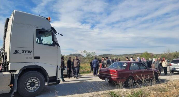 Köylüler yol kapattı: Çimento fabrikasını istemiyoruz
