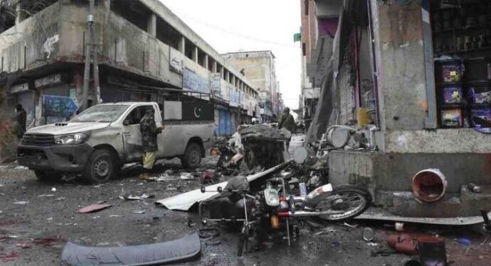   Pakistan’da polis aracına bombalı saldırı