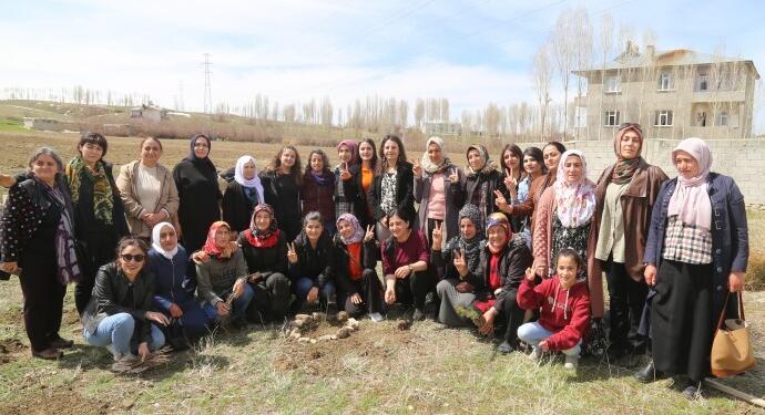 Wan ve İzmir’de 4 Nisan kutlamaları