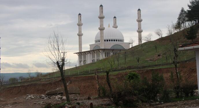 Hizbullah’a verileceği iddia edilen cami seçim propagandası için ‘bitirildi’